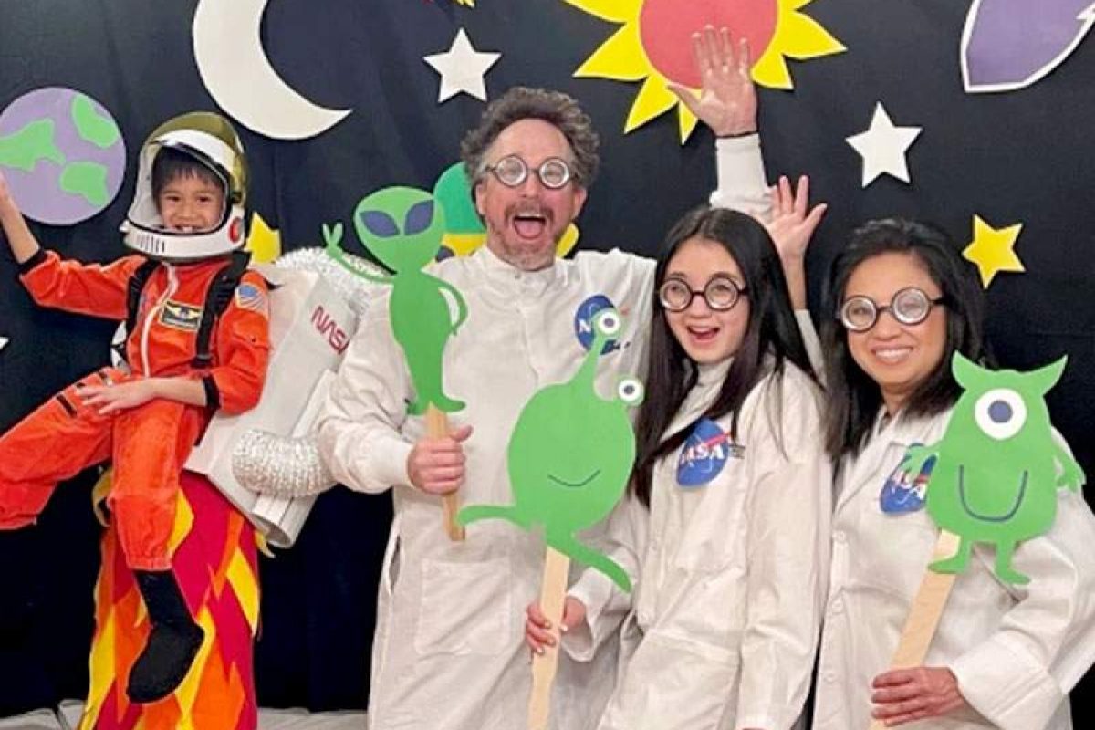 Out-of-This-World-Costume-2